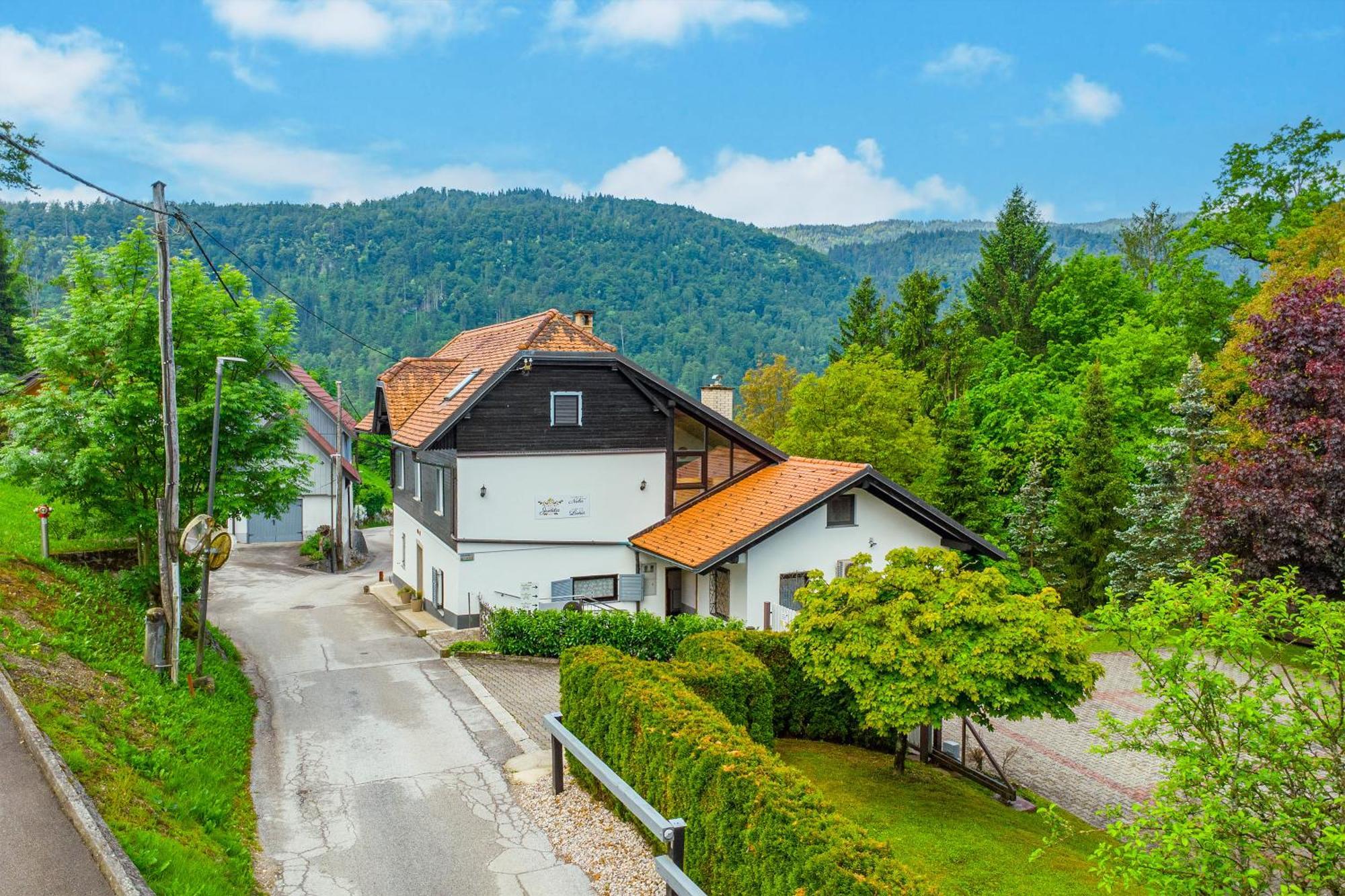 Resort Pod Orehi - Bled - Apartma & Glamping & Savna Buitenkant foto